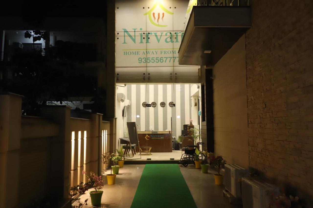 Nirvana Rooms 구르가온 외부 사진